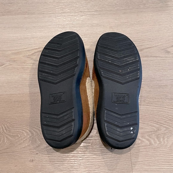 Isotoner Men’s Moccasin Slippers size 9.5-10.5. - Picture 2 of 2